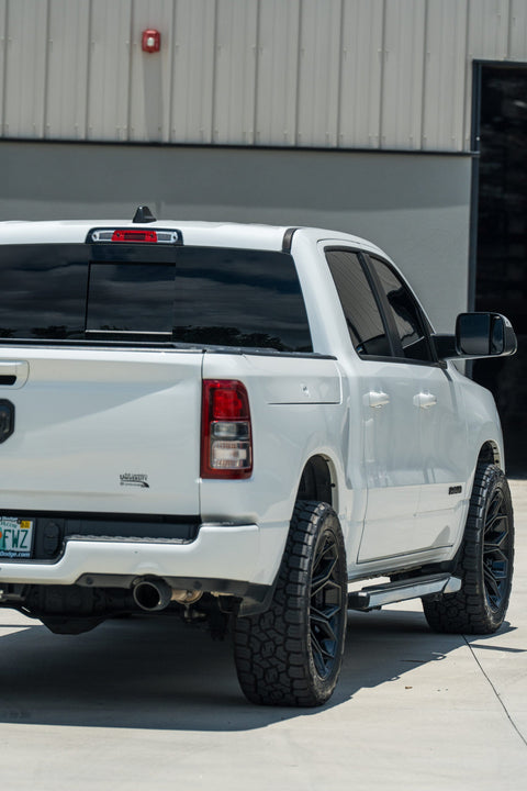 RAM 1500 4PLAY WHEELS 4P83 22X10 285X50X22 TOYO TIRES STOCK SUSPENSION