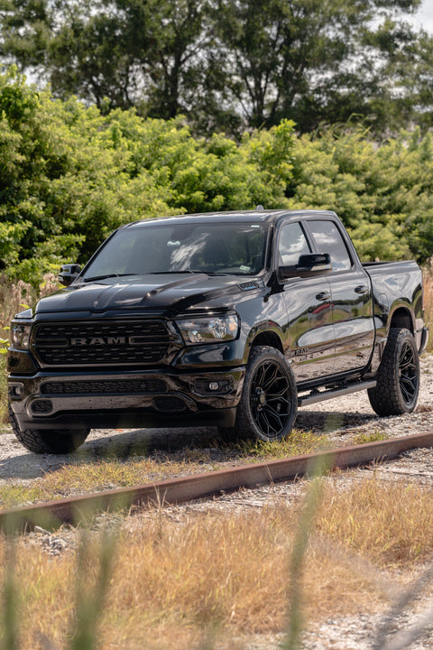 RAM 1500 4PLAY WHEELS 4P83 22X10 33X12.5X22 TOYO TIRES STOCK SUSPENSION