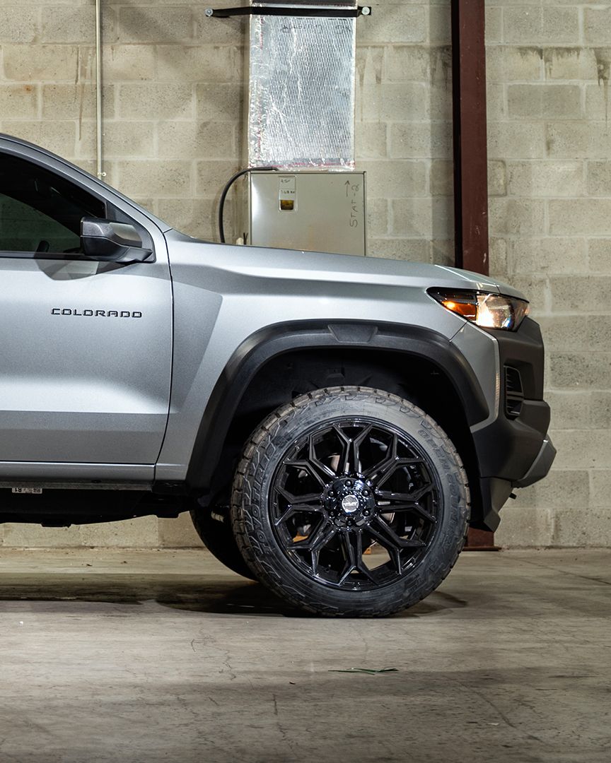 Chevrolet Colorado Trail Boss 4PLAY Wheels 4P83 Gloss Black 22x12 Rims 33x12.5x22 Toyo Open Country Tires Stock Suspension