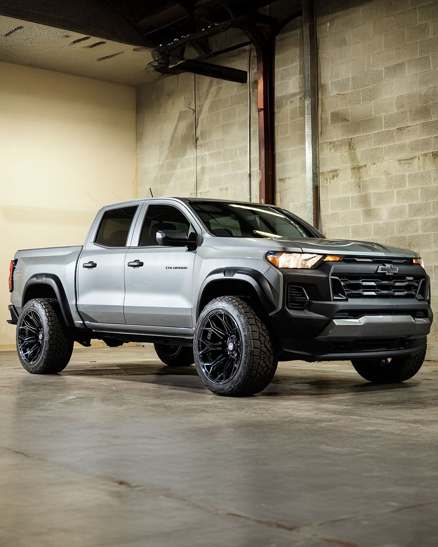 Chevrolet Colorado Trail Boss 4PLAY Wheels 4P83 Gloss Black 22x12 Rims 33x12.5x22 Toyo Open Country Tires Stock Suspension