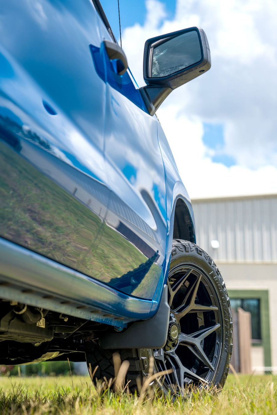 CHEVROLET SILVERADO 4PLAY WHEELS 4P06 22X10 285X50X22 NITTO TIRE 2.5 INCH LEVELING KIT SUSPENSION