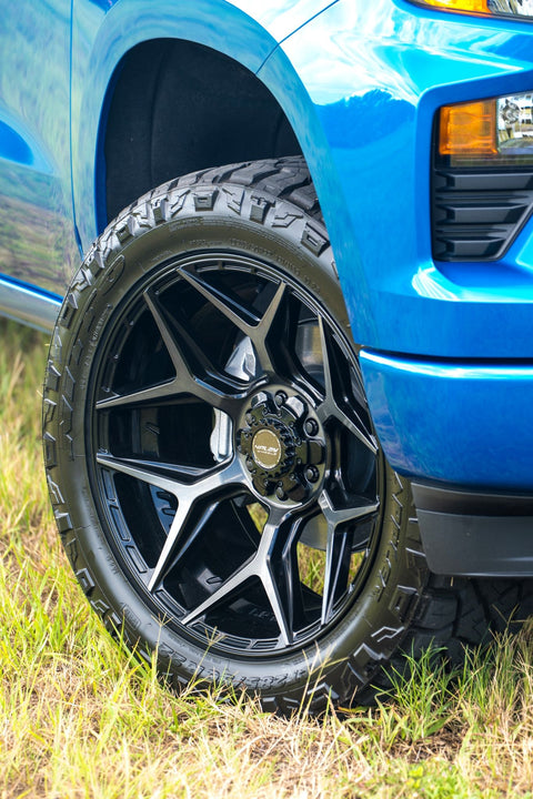 CHEVROLET SILVERADO 4PLAY WHEELS 4P06 22X10 285X50X22 NITTO TIRE 2.5 INCH LEVELING KIT SUSPENSION