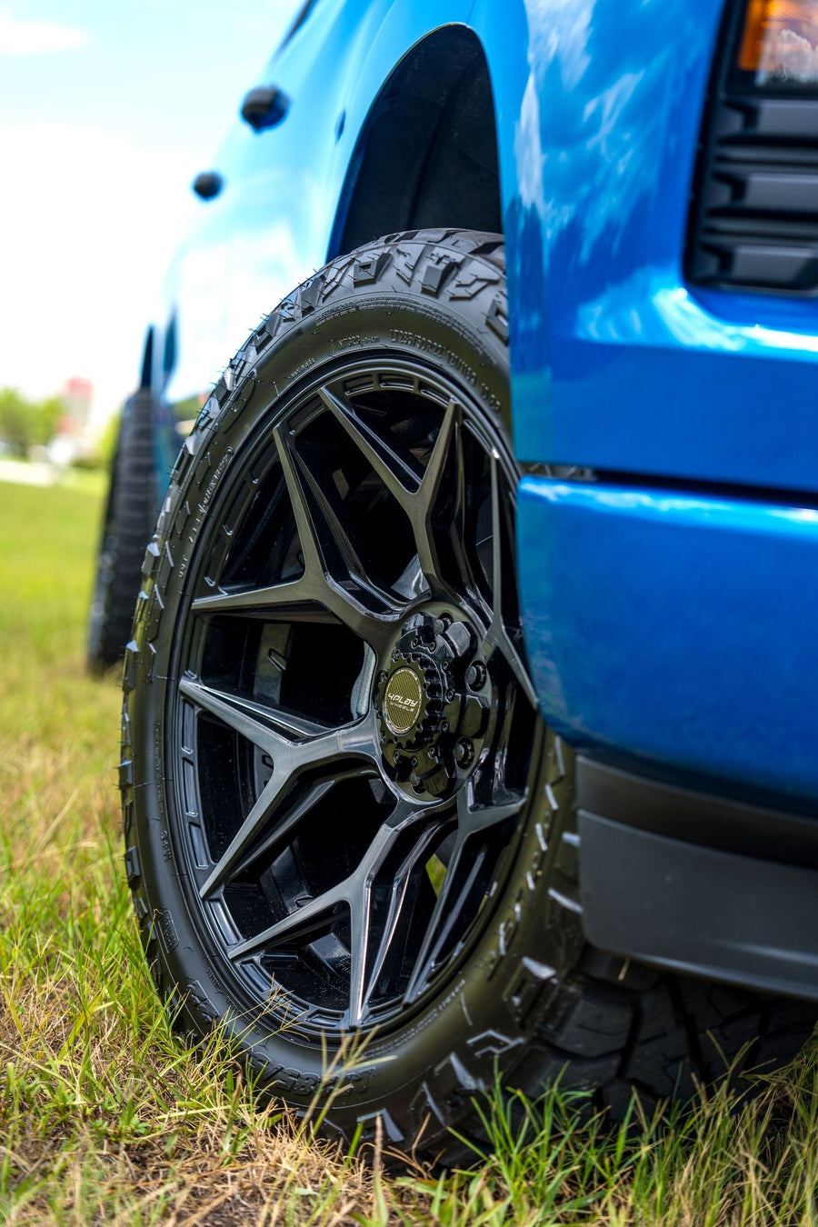 CHEVROLET SILVERADO 4PLAY WHEELS 4P06 22X10 285X50X22 NITTO TIRE 2.5 INCH LEVELING KIT SUSPENSION