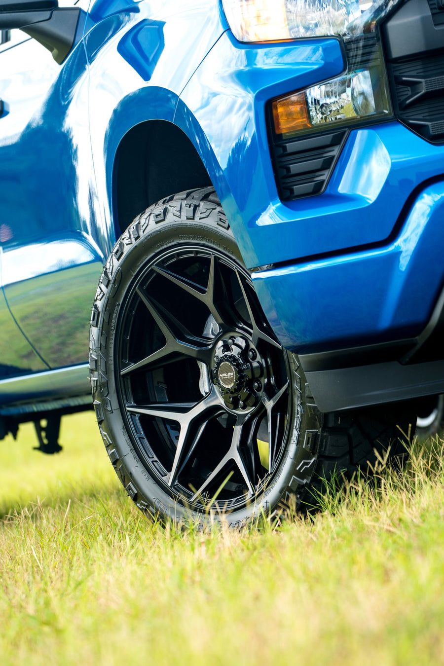 CHEVROLET SILVERADO 4PLAY WHEELS 4P06 22X10 285X50X22 NITTO TIRE 2.5 INCH LEVELING KIT SUSPENSION