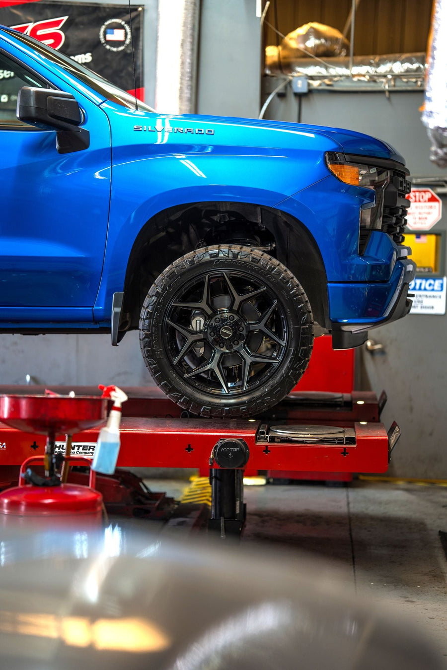 CHEVROLET SILVERADO 4PLAY WHEELS 4P06 22X10 285X50X22 NITTO TIRE 2.5 INCH LEVELING KIT SUSPENSION