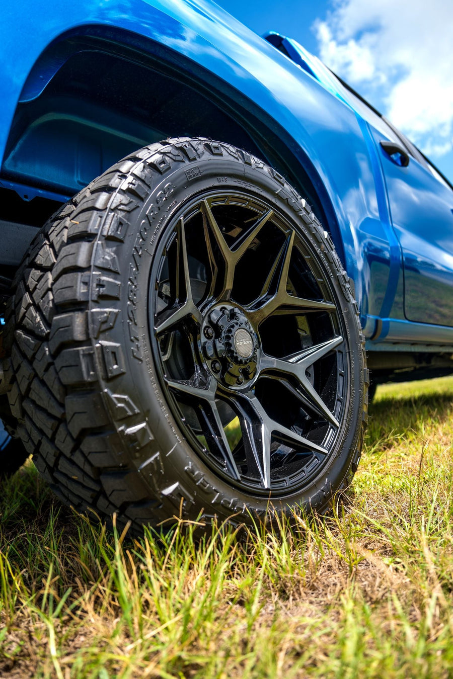 CHEVROLET SILVERADO 4PLAY WHEELS 4P06 22X10 285X50X22 NITTO TIRE 2.5 INCH LEVELING KIT SUSPENSION