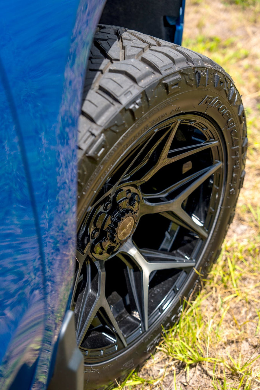 CHEVROLET SILVERADO 4PLAY WHEELS 4P06 22X10 285X50X22 NITTO TIRE 2.5 INCH LEVELING KIT SUSPENSION