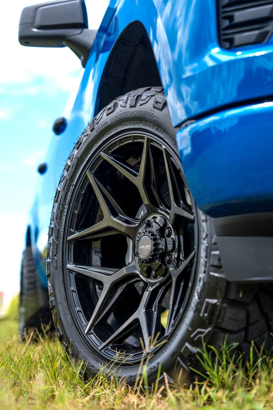 CHEVROLET SILVERADO 4PLAY WHEELS 4P06 22X10 285X50X22 NITTO TIRE 2.5 INCH LEVELING KIT SUSPENSION