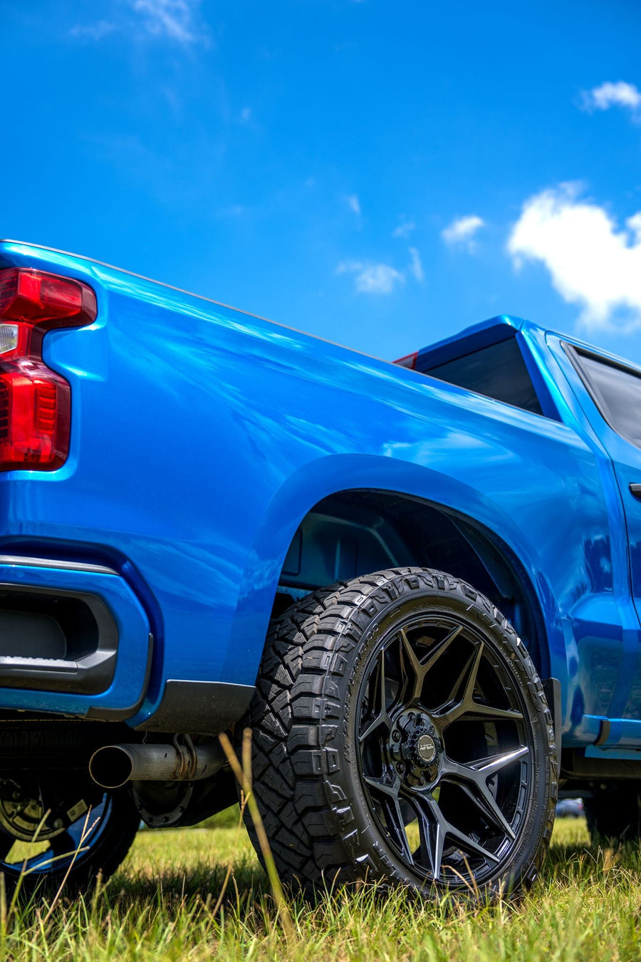 CHEVROLET SILVERADO 4PLAY WHEELS 4P06 22X10 285X50X22 NITTO TIRE 2.5 INCH LEVELING KIT SUSPENSION
