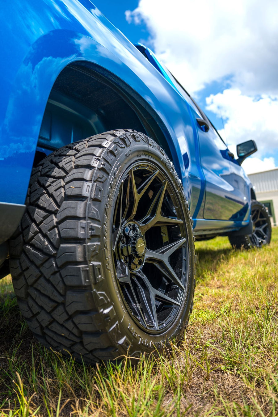 CHEVROLET SILVERADO 4PLAY WHEELS 4P06 22X10 285X50X22 NITTO TIRE 2.5 INCH LEVELING KIT SUSPENSION