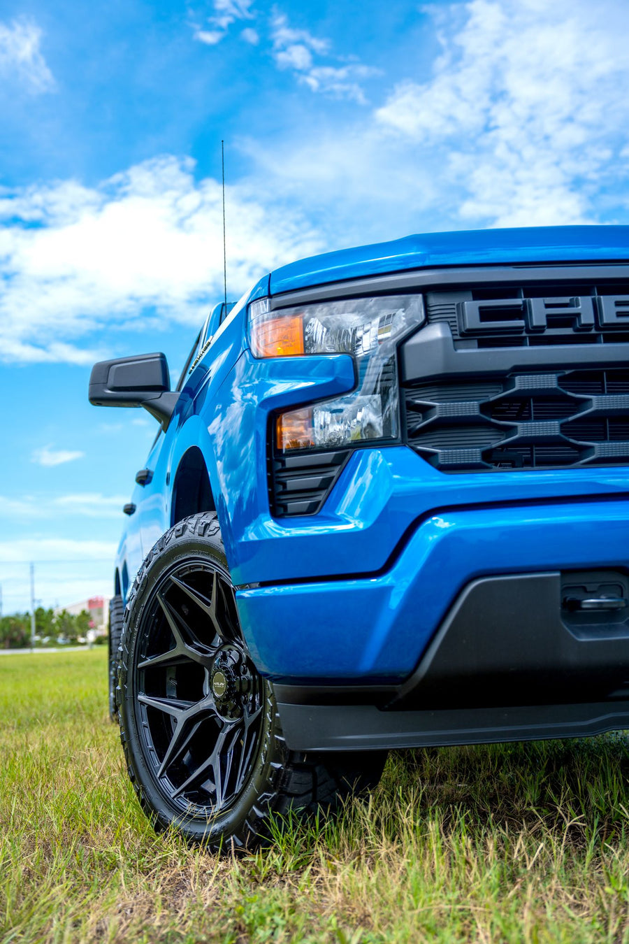 CHEVROLET SILVERADO 4PLAY WHEELS 4P06 22X10 285X50X22 NITTO TIRE 2.5 INCH LEVELING KIT SUSPENSION