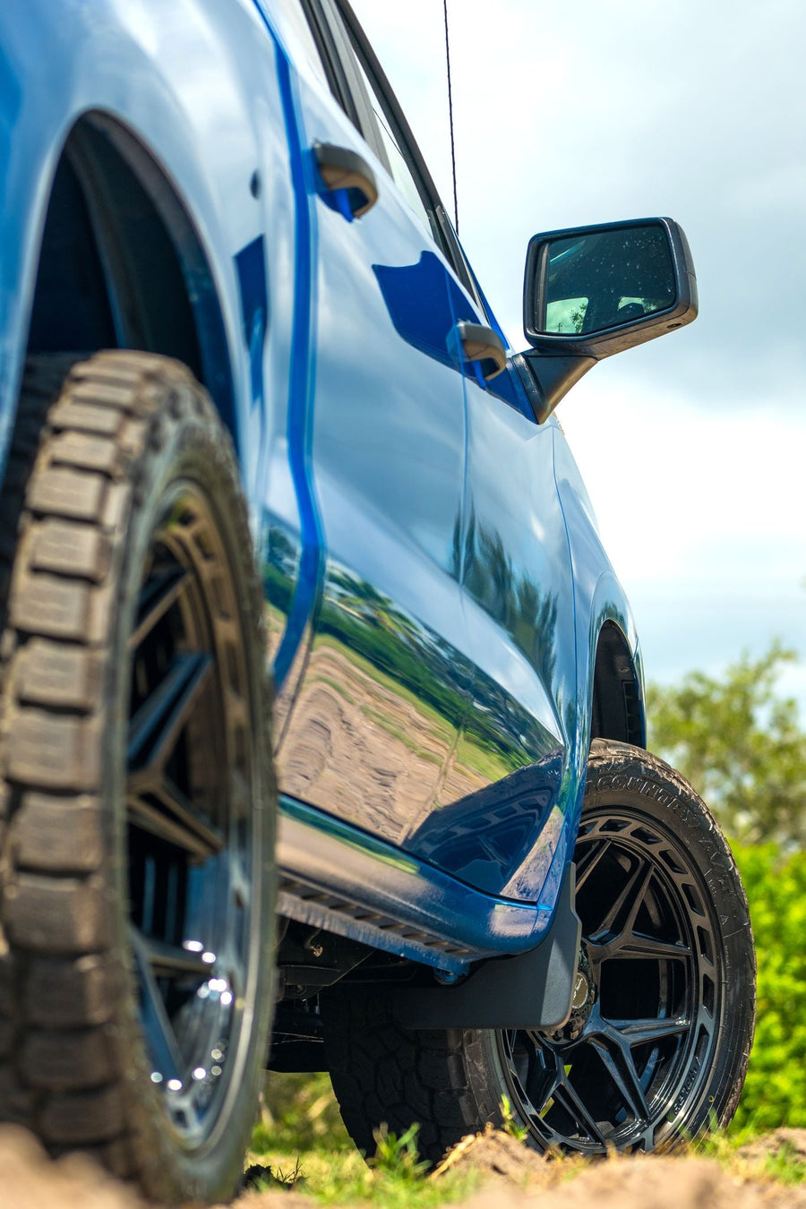 CHEVROLET SILVERADO 4PLAY WHEELS 4P55 22X10 33X12.5X22 TOYO TIRE 2.5 INCH LEVELING KIT SUSPENSION