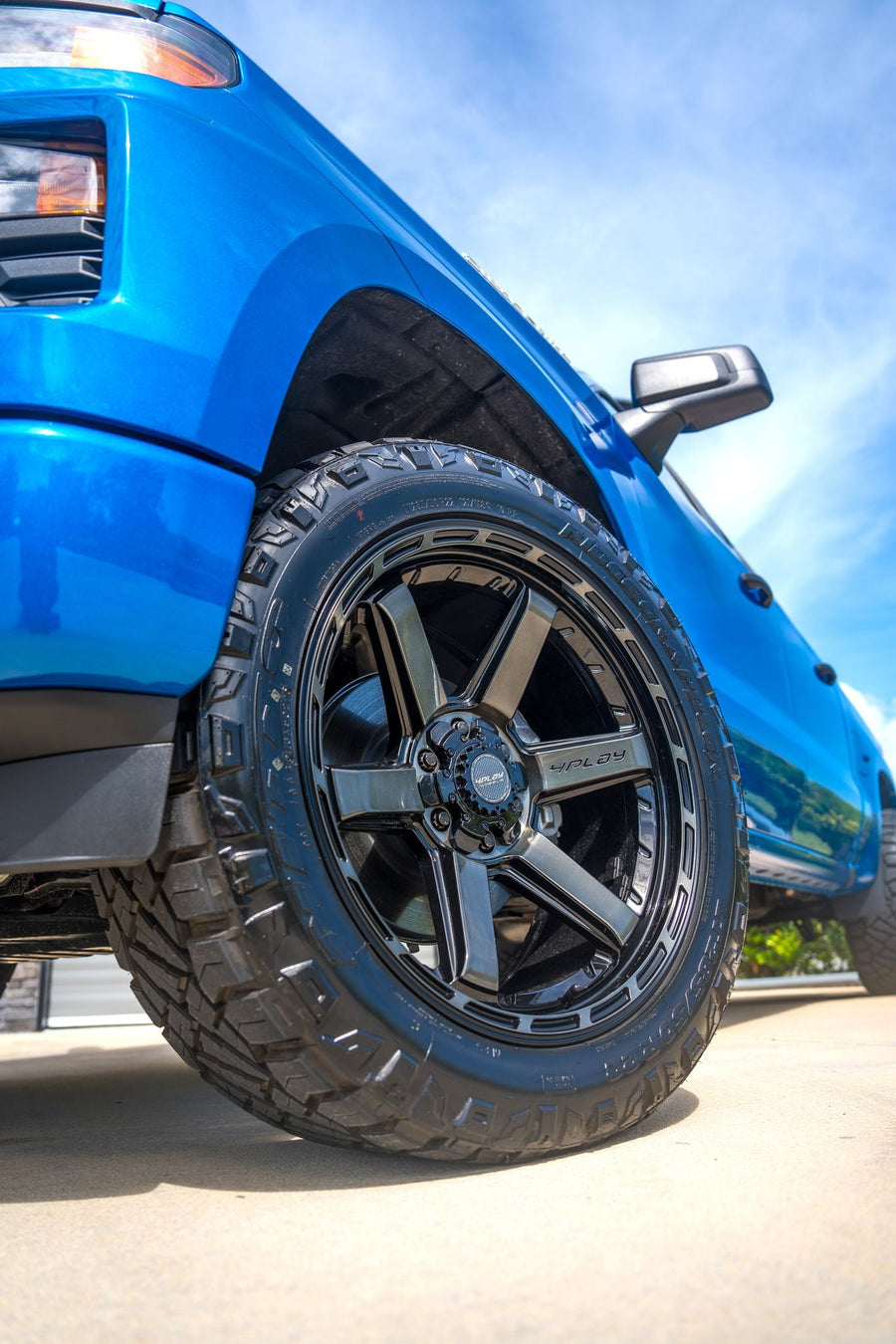 CHEVROLET SILVERADO 4PLAY WHEELS 4P63 22X10 285X50X22 NITTO TIRE 2.5 INCH LEVELING KIT SUSPENSION