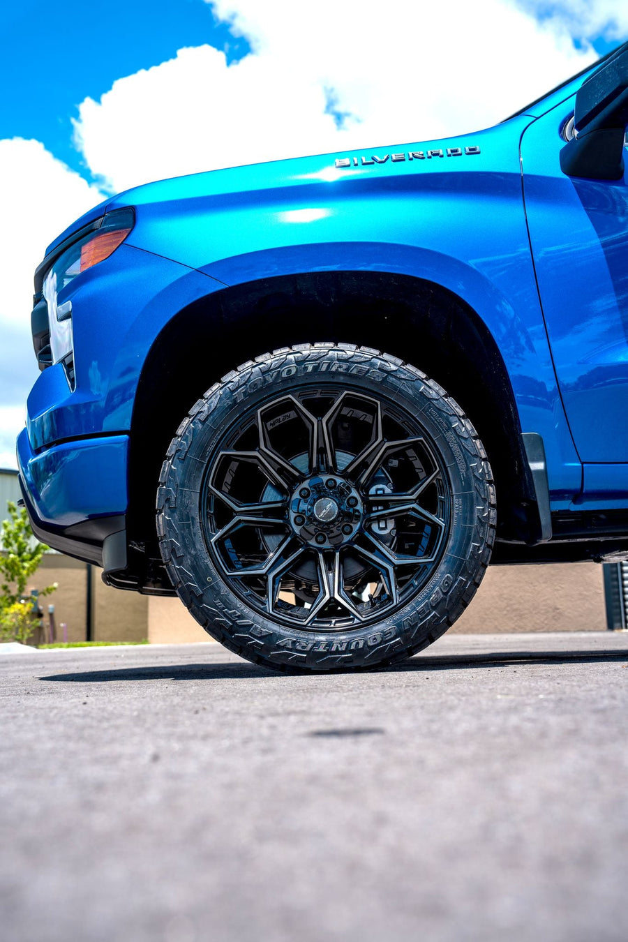 CHEVROLET SILVERADO 4PLAY WHEELS 4P83 22X10 33X12.5X22 TOYO TIRE 2.5 INCH LEVELING KIT SUSPENSION