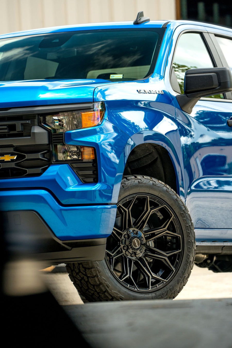 CHEVROLET SILVERADO 4PLAY WHEELS 4P83 22X10 33X12.5X22 TOYO TIRE 2.5 INCH LEVELING KIT SUSPENSION