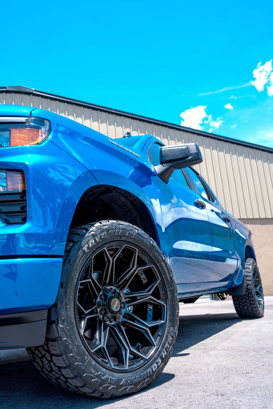 CHEVROLET SILVERADO 4PLAY WHEELS 4P83 22X10 33X12.5X22 TOYO TIRE 2.5 INCH LEVELING KIT SUSPENSION