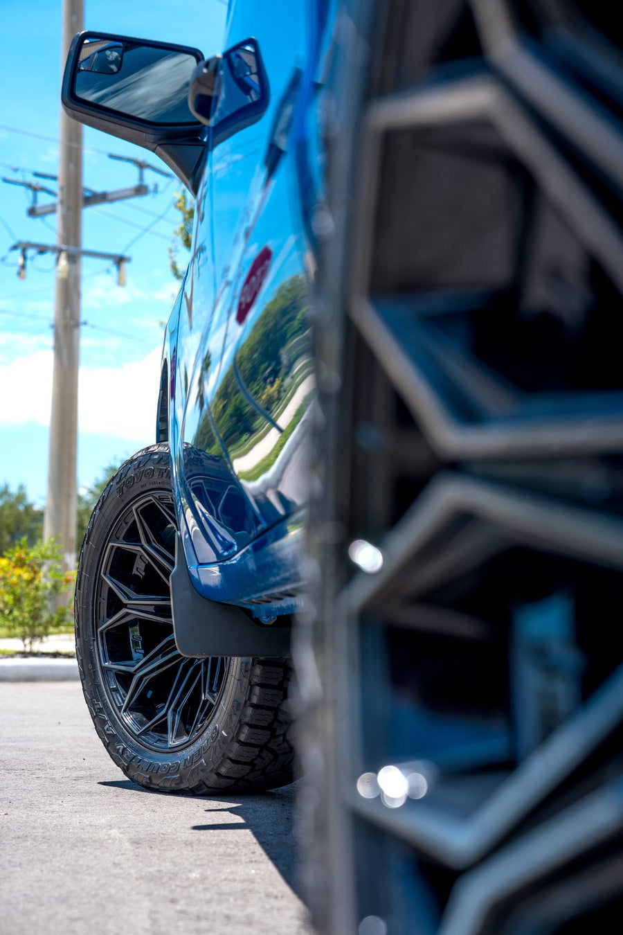 CHEVROLET SILVERADO 4PLAY WHEELS 4P83 22X10 33X12.5X22 TOYO TIRE 2.5 INCH LEVELING KIT SUSPENSION