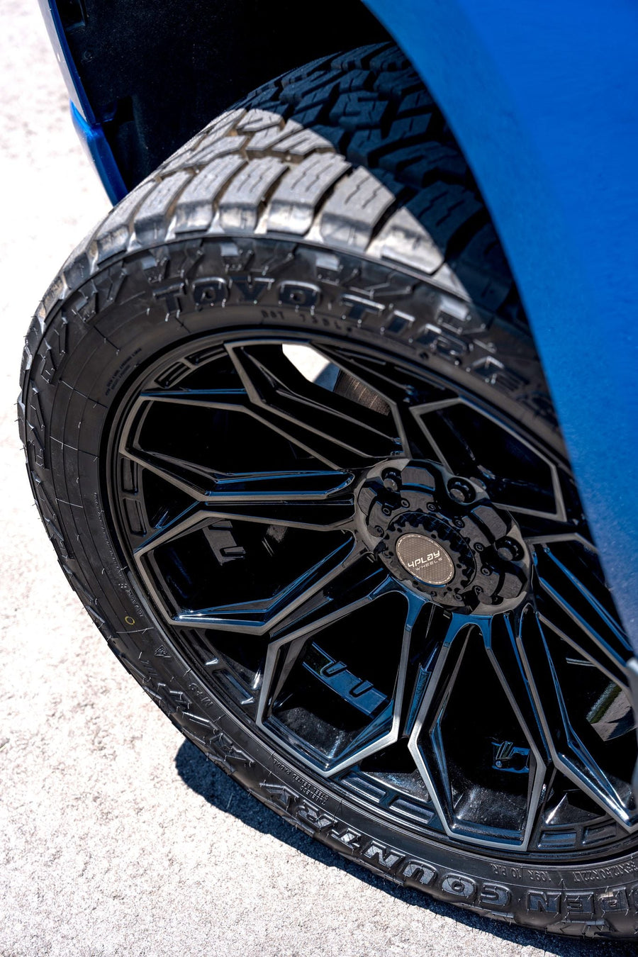 CHEVROLET SILVERADO 4PLAY WHEELS 4P83 22X10 33X12.5X22 TOYO TIRE 2.5 INCH LEVELING KIT SUSPENSION