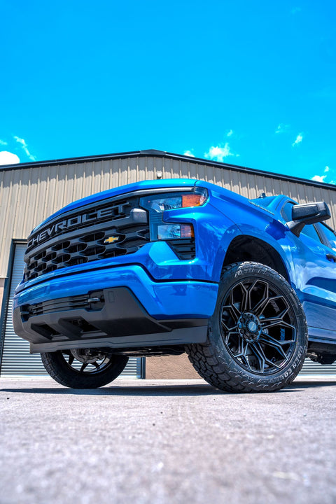 CHEVROLET SILVERADO 4PLAY WHEELS 4P83 22X10 33X12.5X22 TOYO TIRE 2.5 INCH LEVELING KIT SUSPENSION