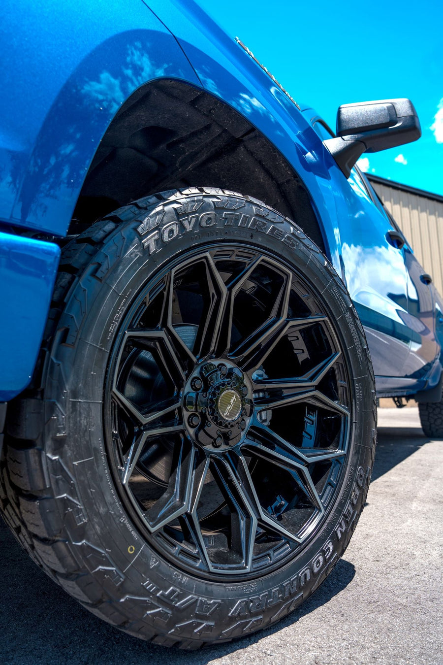 CHEVROLET SILVERADO 4PLAY WHEELS 4P83 22X10 33X12.5X22 TOYO TIRE 2.5 INCH LEVELING KIT SUSPENSION