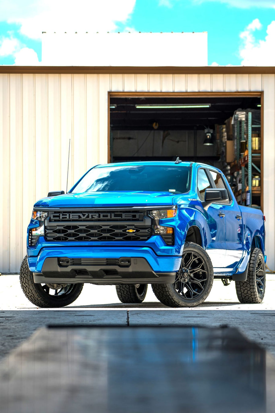CHEVROLET SILVERADO 4PLAY WHEELS 4P83 22X10 33X12.5X22 TOYO TIRE 2.5 INCH LEVELING KIT SUSPENSION
