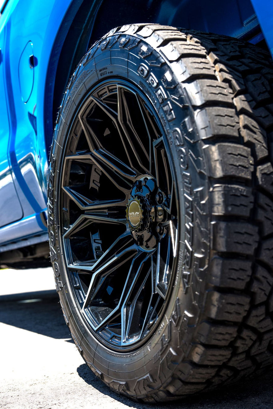 CHEVROLET SILVERADO 4PLAY WHEELS 4P83 22X10 33X12.5X22 TOYO TIRE 2.5 INCH LEVELING KIT SUSPENSION