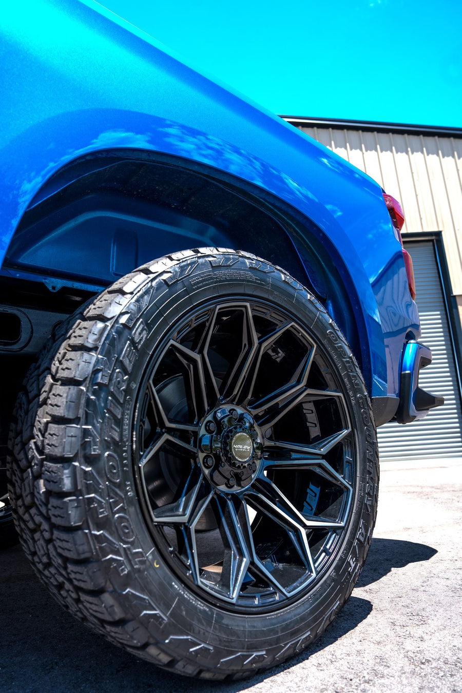 CHEVROLET SILVERADO 4PLAY WHEELS 4P83 22X10 33X12.5X22 TOYO TIRE 2.5 INCH LEVELING KIT SUSPENSION
