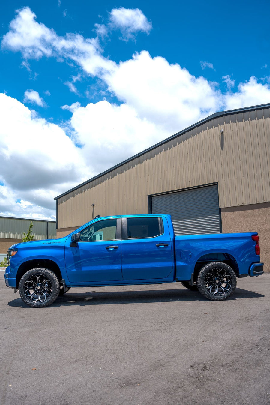CHEVROLET SILVERADO 4PLAY WHEELS 4P83 22X10 33X12.5X22 TOYO TIRE 2.5 INCH LEVELING KIT SUSPENSION