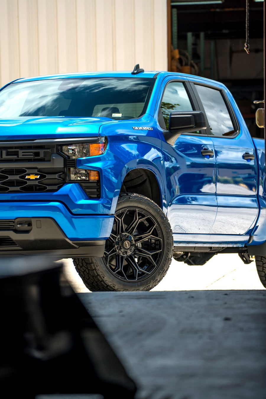 CHEVROLET SILVERADO 4PLAY WHEELS 4P83 22X10 33X12.5X22 TOYO TIRE 2.5 INCH LEVELING KIT SUSPENSION