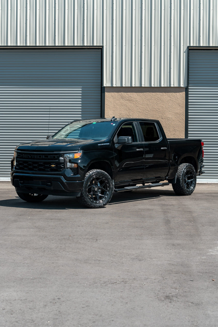 CHEVROLET SILVERADO 4PLAY WHEELS RIMS 4P55 22X10 33X12.5X22 NITTO TIRES