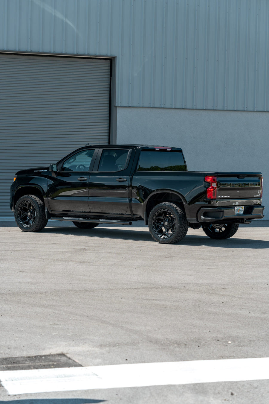 CHEVROLET SILVERADO 4PLAY WHEELS RIMS 4P55 22X10 33X12.5X22 NITTO TIRES
