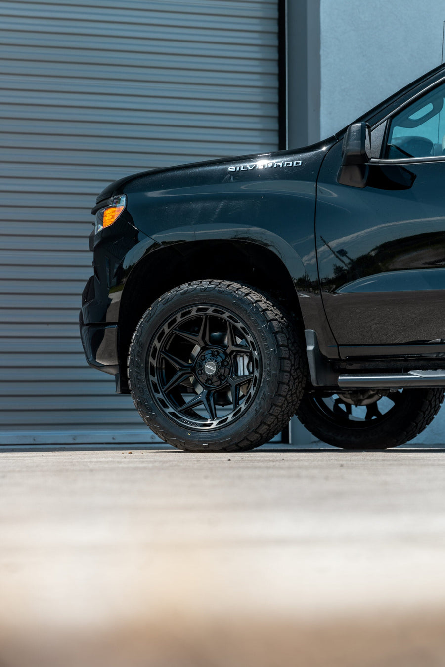 CHEVROLET SILVERADO 4PLAY WHEELS RIMS 4P55 22X10 33X12.5X22 NITTO TIRES
