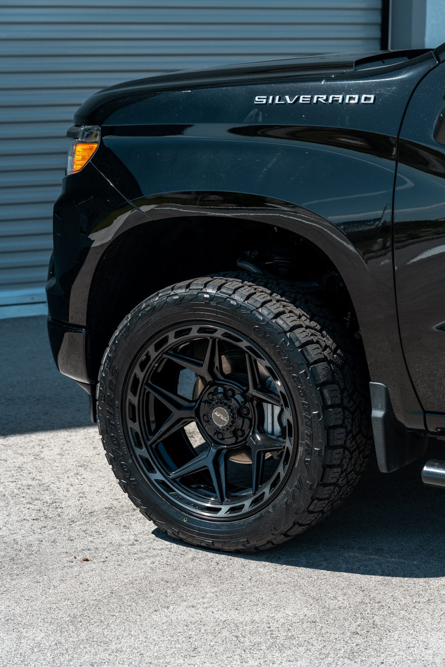 CHEVROLET SILVERADO 4PLAY WHEELS RIMS 4P55 22X10 33X12.5X22 NITTO TIRES