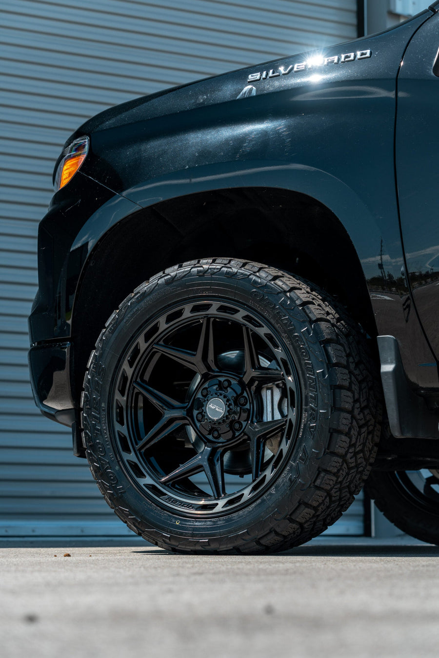 CHEVROLET SILVERADO 4PLAY WHEELS RIMS 4P55 22X10 33X12.5X22 NITTO TIRES