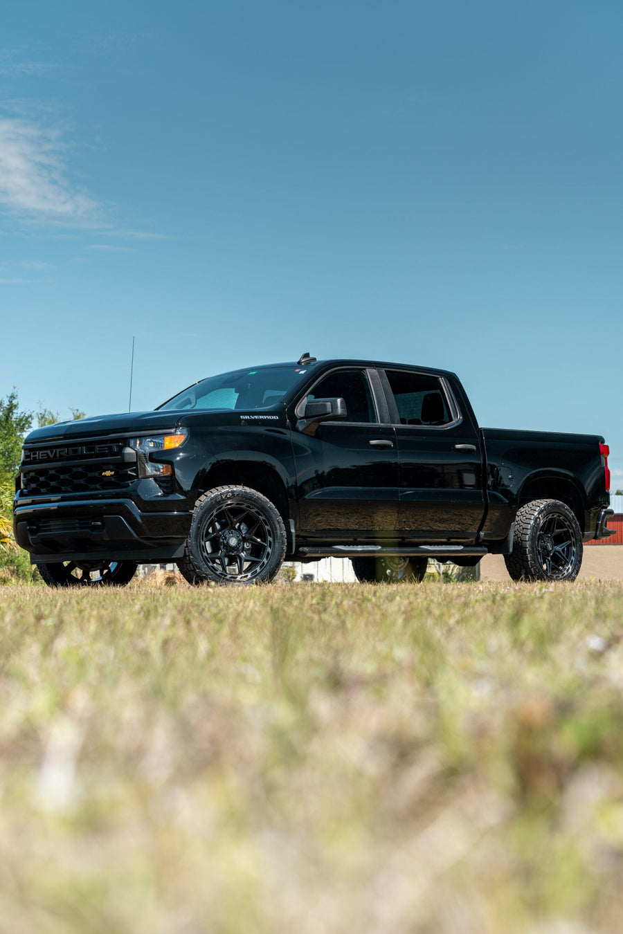 CHEVROLET SILVERADO 4PLAY WHEELS RIMS 4P55 22X10 33X12.5X22 NITTO TIRES
