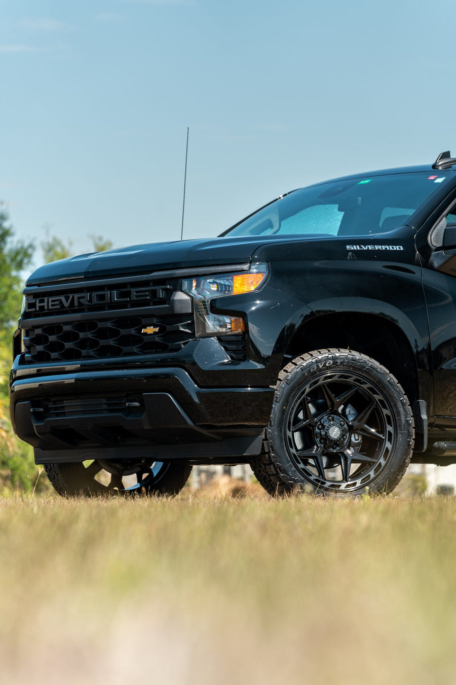 CHEVROLET SILVERADO 4PLAY WHEELS RIMS 4P55 22X10 33X12.5X22 NITTO TIRES