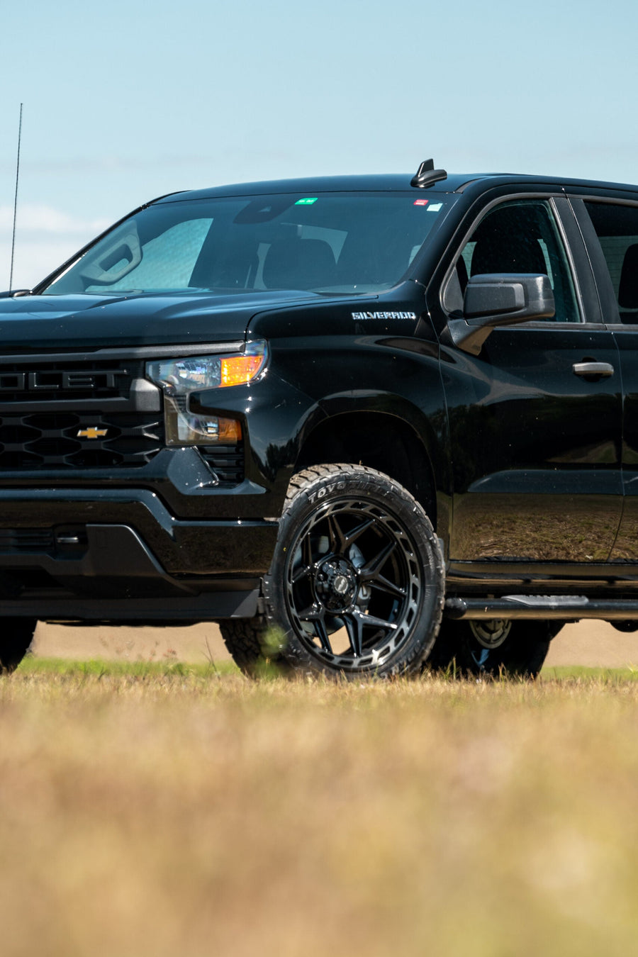 CHEVROLET SILVERADO 4PLAY WHEELS RIMS 4P55 22X10 33X12.5X22 NITTO TIRES