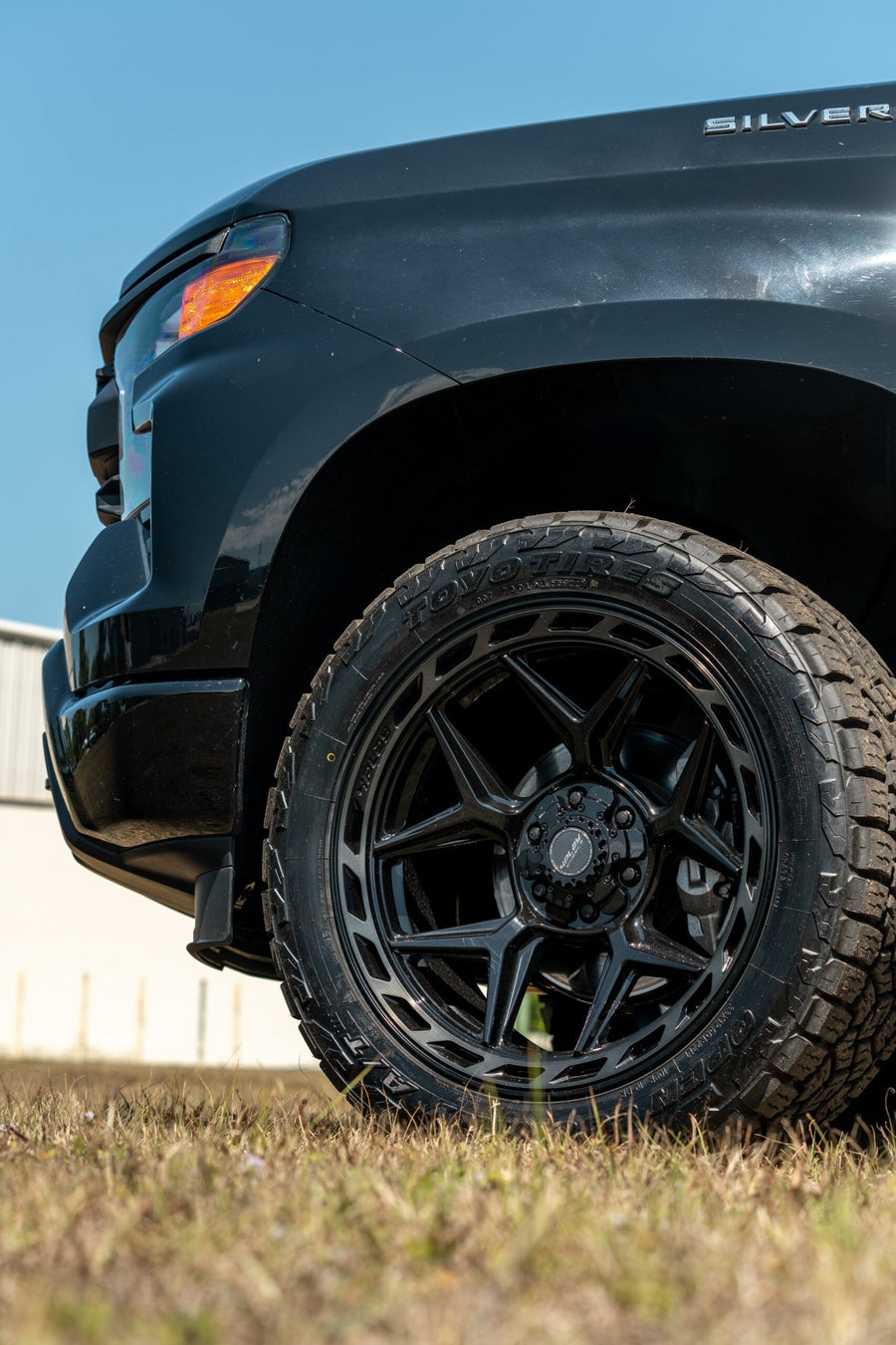 CHEVROLET SILVERADO 4PLAY WHEELS RIMS 4P55 22X10 33X12.5X22 NITTO TIRES