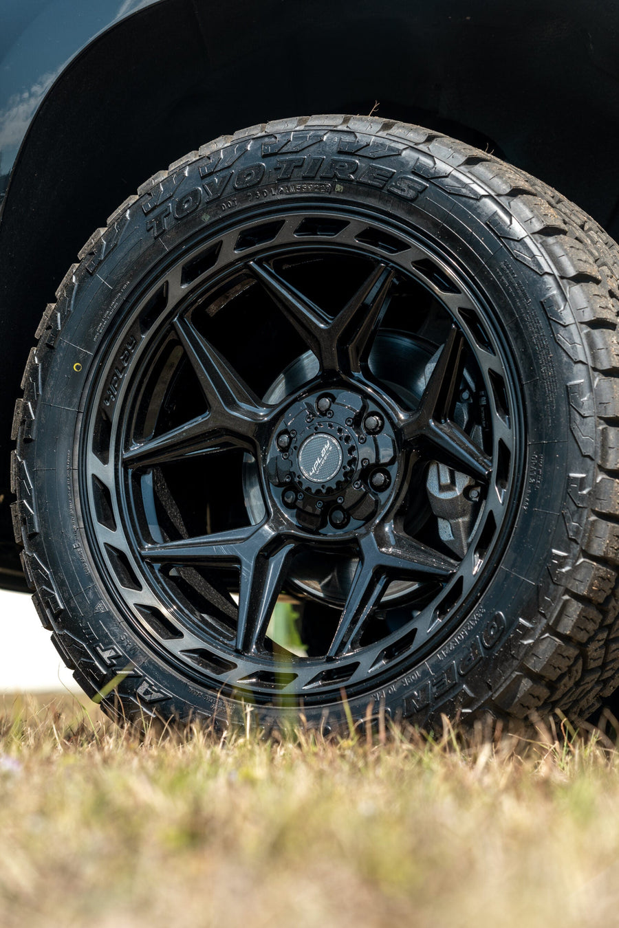 CHEVROLET SILVERADO 4PLAY WHEELS RIMS 4P55 22X10 33X12.5X22 NITTO TIRES