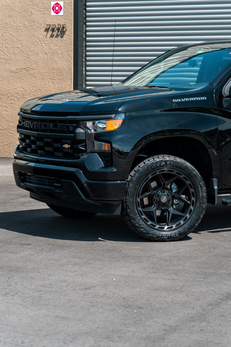 CHEVROLET SILVERADO 4PLAY WHEELS RIMS 4P55 22X10 33X12.5X22 NITTO TIRES