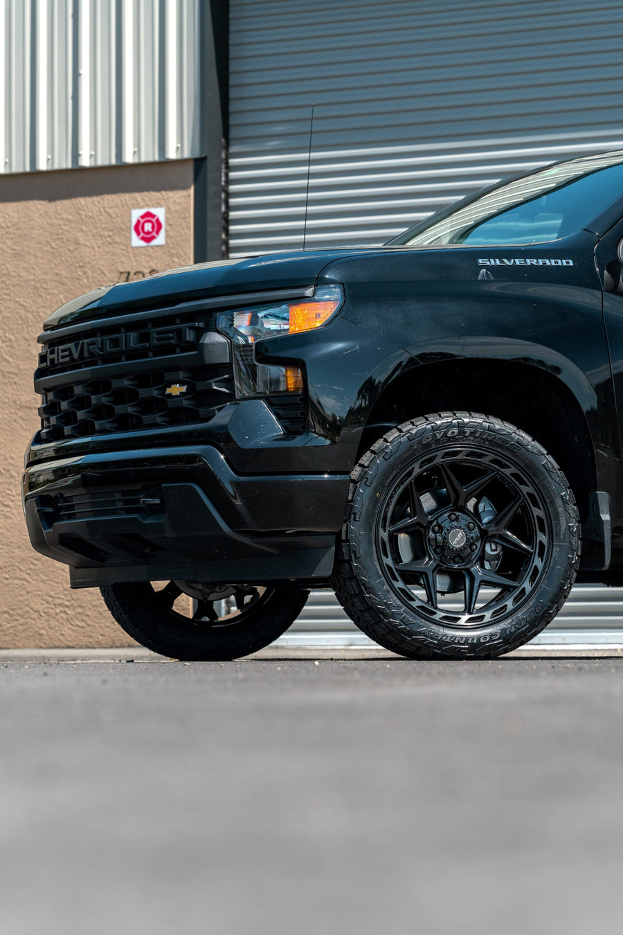 CHEVROLET SILVERADO 4PLAY WHEELS RIMS 4P55 22X10 33X12.5X22 NITTO TIRES