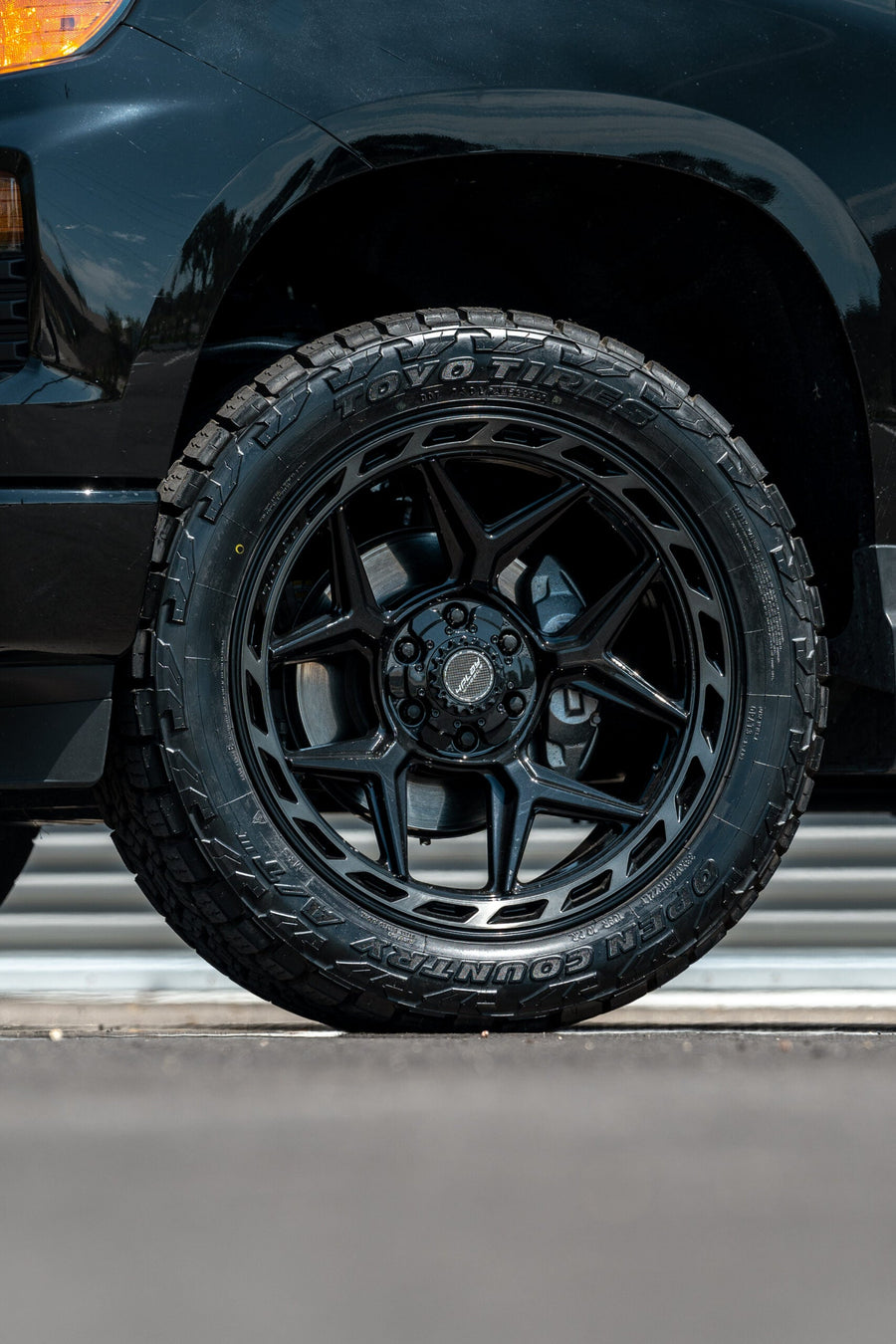 CHEVROLET SILVERADO 4PLAY WHEELS RIMS 4P55 22X10 33X12.5X22 NITTO TIRES