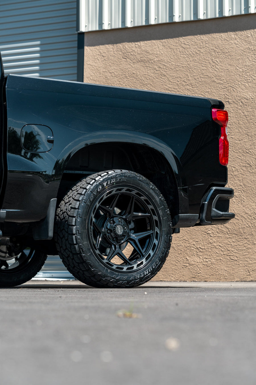 CHEVROLET SILVERADO 4PLAY WHEELS RIMS 4P55 22X10 33X12.5X22 NITTO TIRES