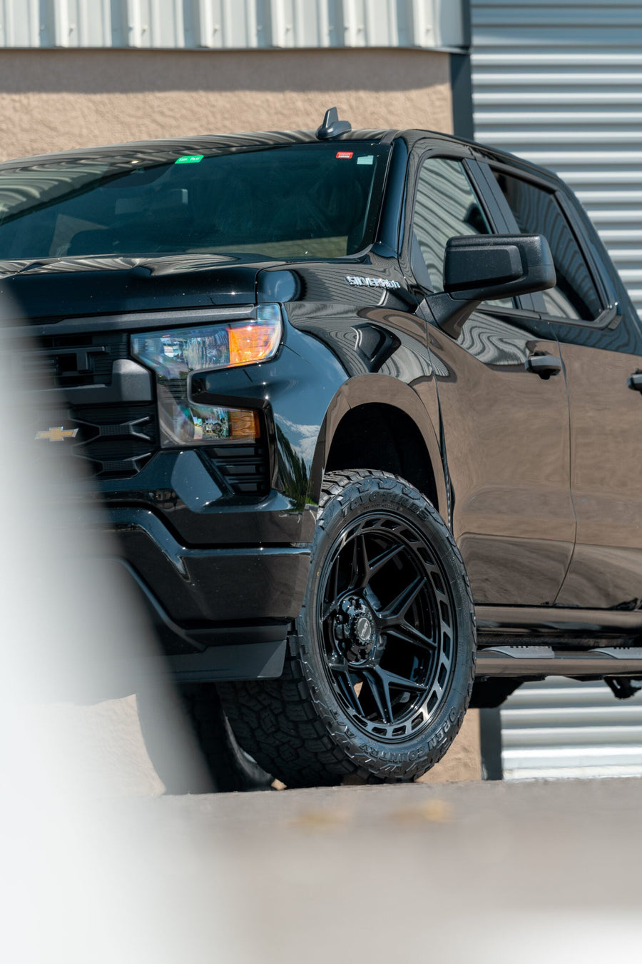 CHEVROLET SILVERADO 4PLAY WHEELS RIMS 4P55 22X10 33X12.5X22 NITTO TIRES