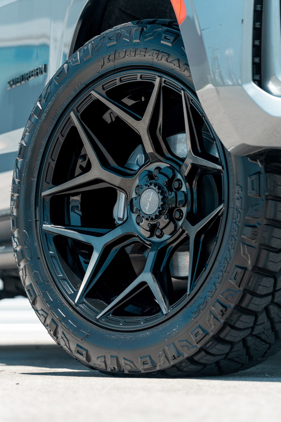 CHEVROLET SUBURBAN 4PLAY WHEELS 4P06 RIMS 22X10 285X50X22 NITTO TIRES STOCK SUSPENSION