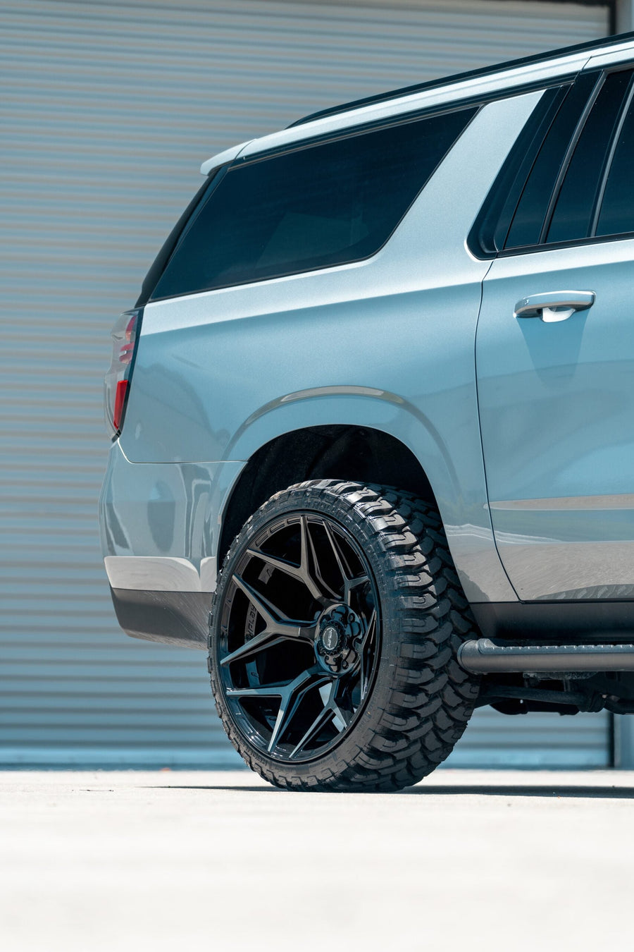 CHEVROLET SUBURBAN 4PLAY WHEELS 4P06 RIMS 24X12 33X12.5X24 RBP TIRES STOCK SUSPENSION