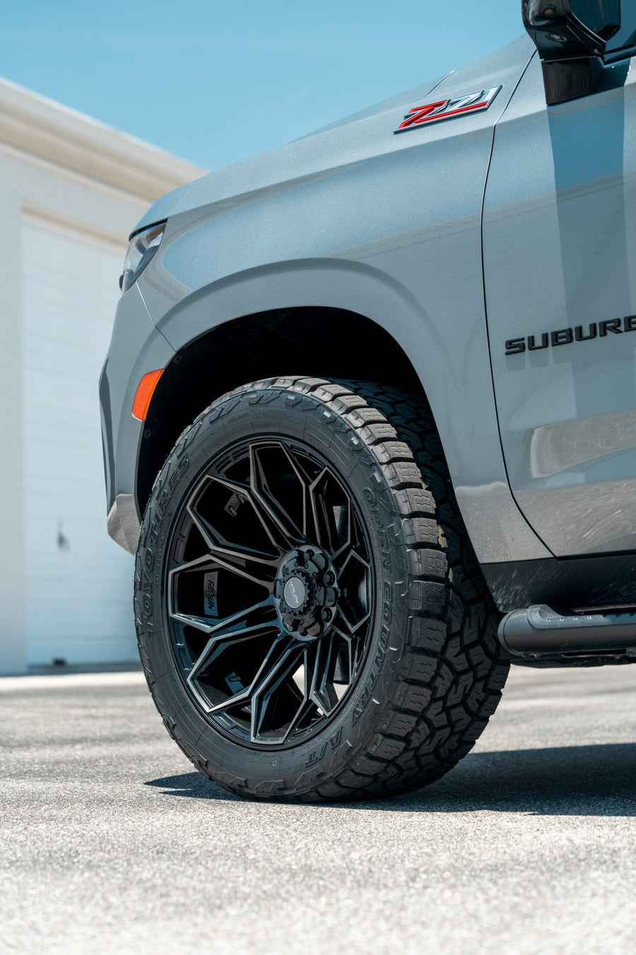 CHEVROLET SUBURBAN 4PLAY WHEELS 4P83 RIMS 22X10 33X12.5X22 TOYO TIRES STOCK SUSPENSION