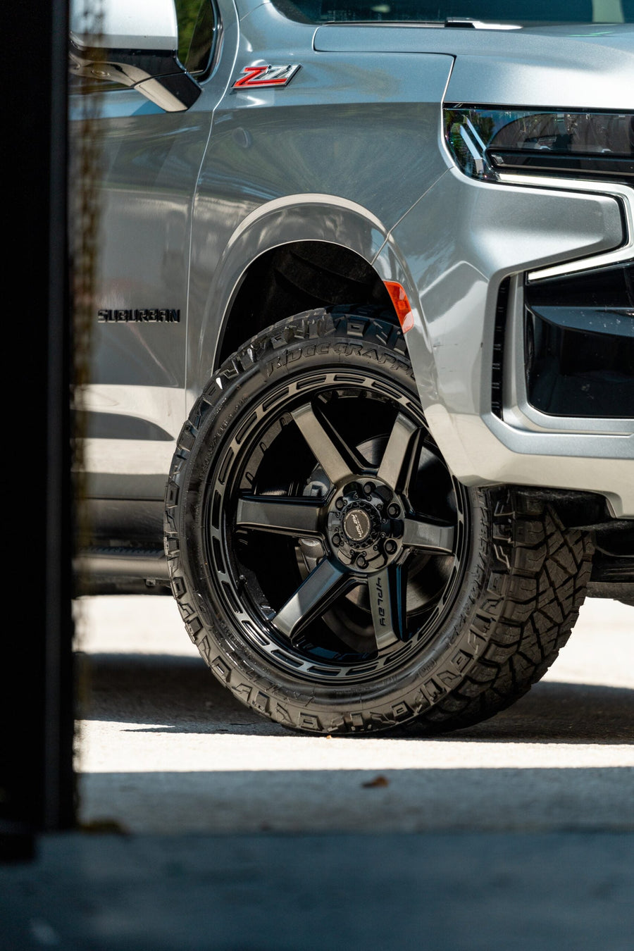 CHEVROLET SUBURBAN 4PLAY WHEELS 4P63 RIMS 22X10 285X50X22 NITTO TIRES STOCK SUSPENSION