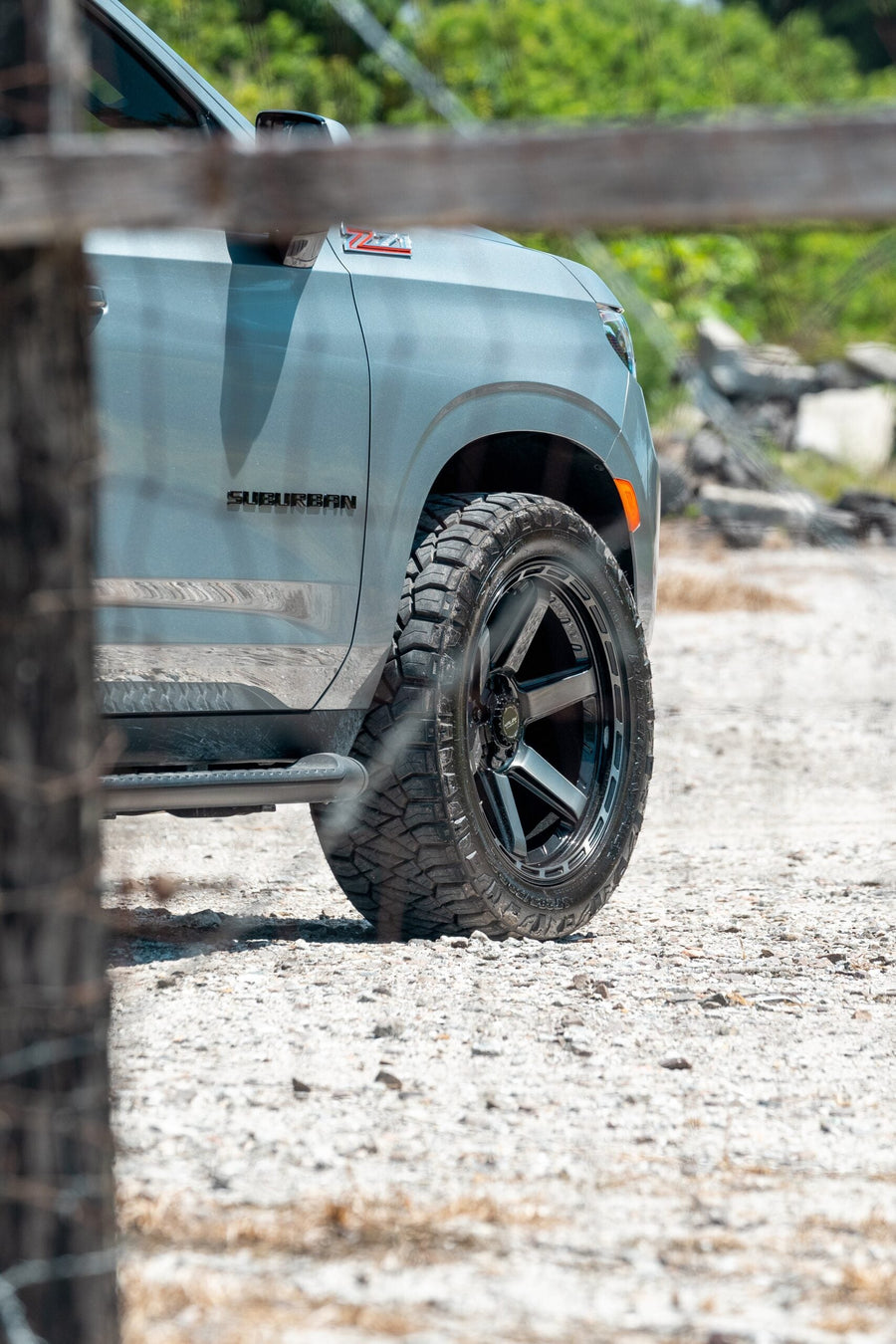 CHEVROLET SUBURBAN 4PLAY WHEELS 4P63 RIMS 22X10 285X50X22 NITTO TIRES STOCK SUSPENSION