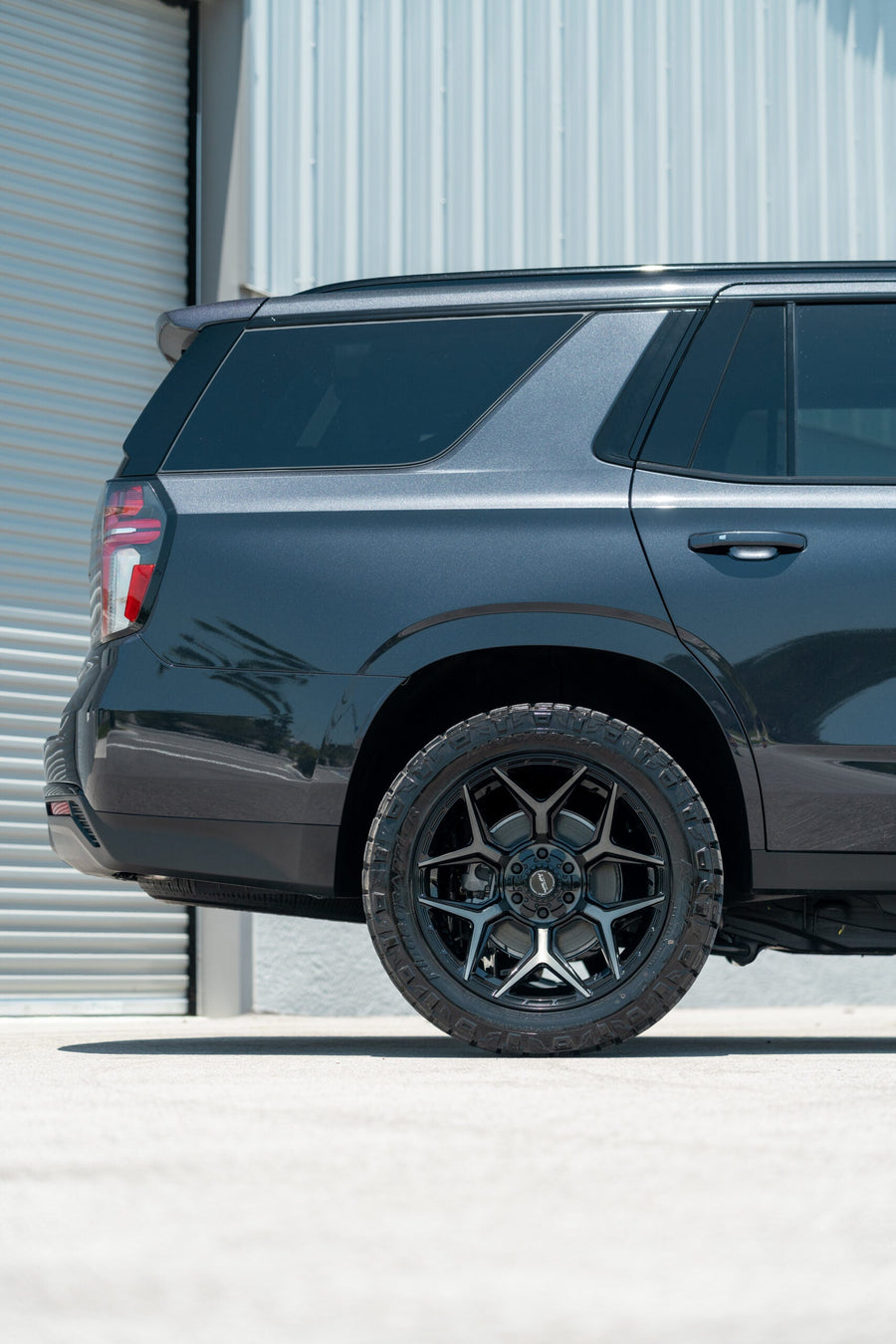 CHEVROLET TAHOE Z71 4PLAY WHEELS 4P06 22X10 285X50X22 NITTO TIRES